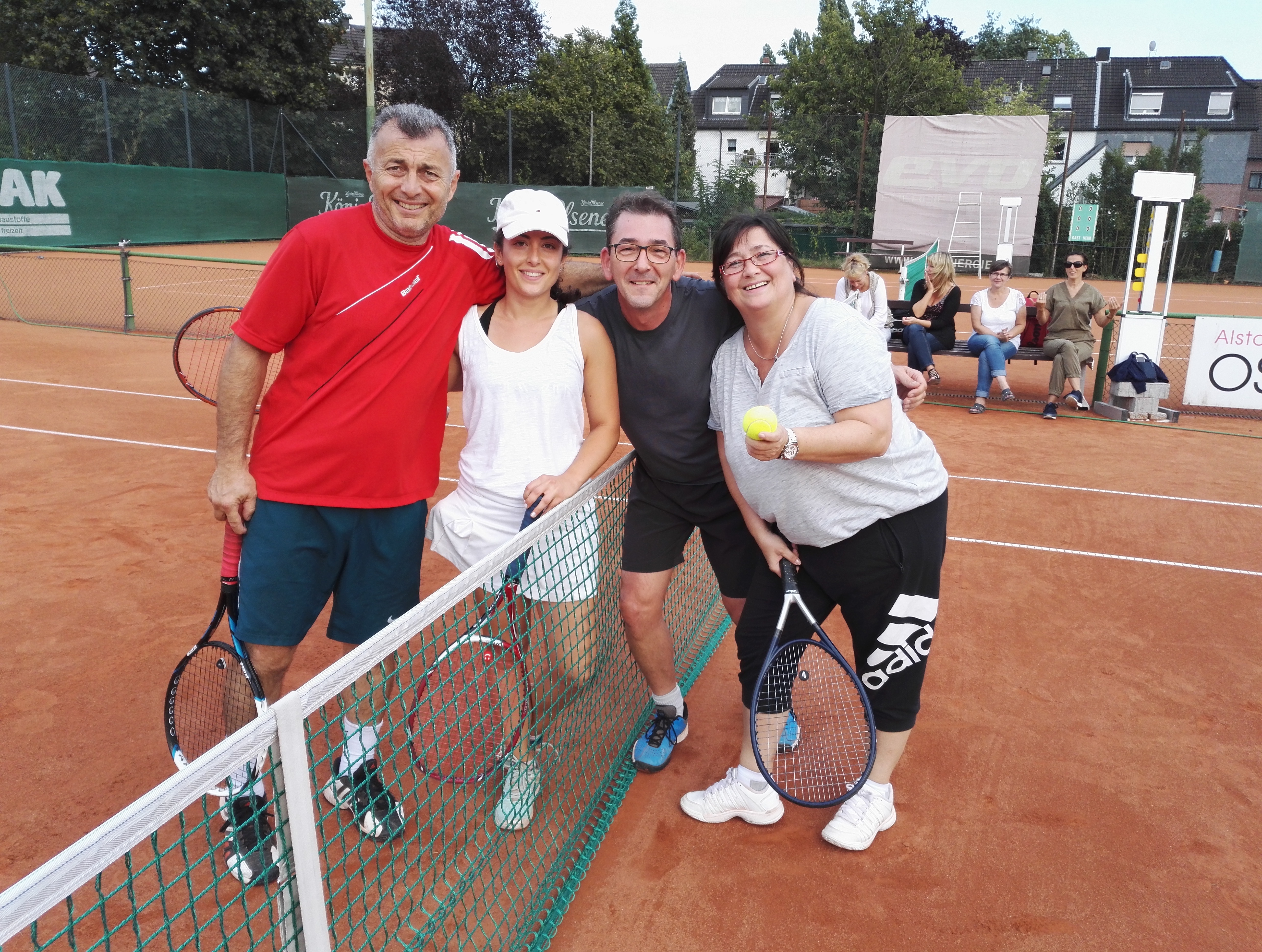 Mixed mit Frauenpower auf der Bank